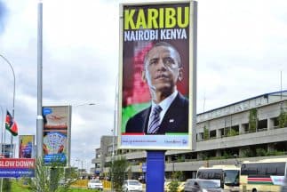 Cartel en el aeropuerto de Nairobi, Kenia, da la bienvenida a Obama.