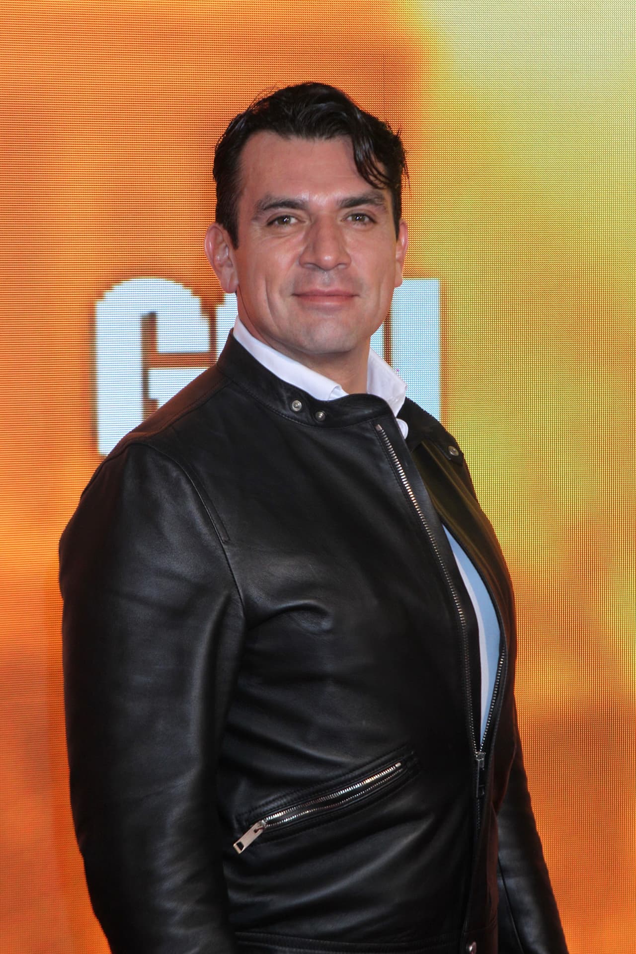 Su compañero de pantalla, 
<b><a href="https://www.univision.com/entretenimiento/celebridades/jorge-salinas-se-quedo-sin-trabajo-en-television-pero-ya-sabe-con-quien-pasara-su-tiempo-libre-fotos" target="_blank">Jorge Salinas</a></b>, es más alto que él: mide 6’ (1.84). 
<br>