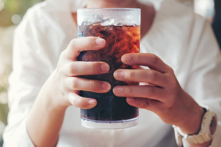 Las sodas edulcoradas podrían no ser tan inocuas. Su consumo se asocia con mayor riesgo de enfermedades cardiovasculares.
