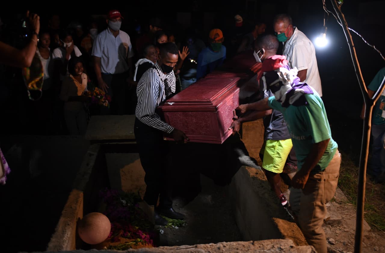 <h2 class="cms-H2-H2">13 de diciembre de 2020, Venezuela</h2>
<br>
<br>Unos 20 migrantes venezolanos mueren en un naufragio 
<a href="https://www.univision.com/noticias/america-latina/14-venezolanos-mueren-naufragio-trinidad-crisis">en la frontera marítima entre Venezuela y Trinidad y Tobago</a>. La embarcación fue localizada cerca de Güiria, en el estado norteño venezolano de Sucre, luego de que a los migrantes venezolanos se les negara el ingreso a Trinidad y Tobago. En la fotografía, el funeral de dos de las víctimas: Cristalinda Goitia, de 36 años, y su hijo Cristian García Goitia, de 11.