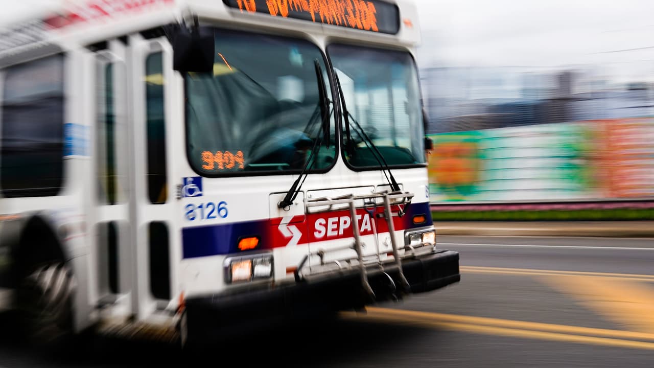 SEPTA implementa cámaras con IA para multar autos que bloqueen vías y zonas de tranvía