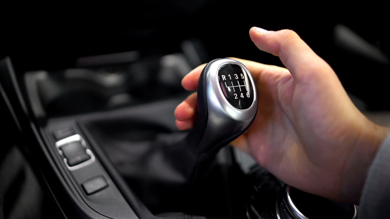 <b>Si conduces un carro de transmisión manual, cambia de velocidades a tiempo.</b> En los modelos más recientes esto es más fácil de lograr, ya que muchos de ellos indican al conductor el momento recomendado para realizar el cambio de velocidad sin necesidad de tener el motor muy revolucionado. Lo ideal es circular el mayor tiempo posible en las velocidades más largas y a bajas revoluciones, así el consumo de combustible se minimizará.