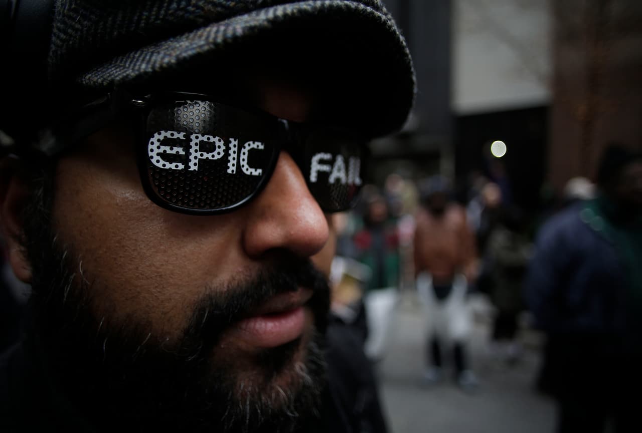 Unas cuatrocientas personas marcharon por la calle más importante de la ciudad, la Avenida Michigan, para presionar a que Emanuel deje su puesto.