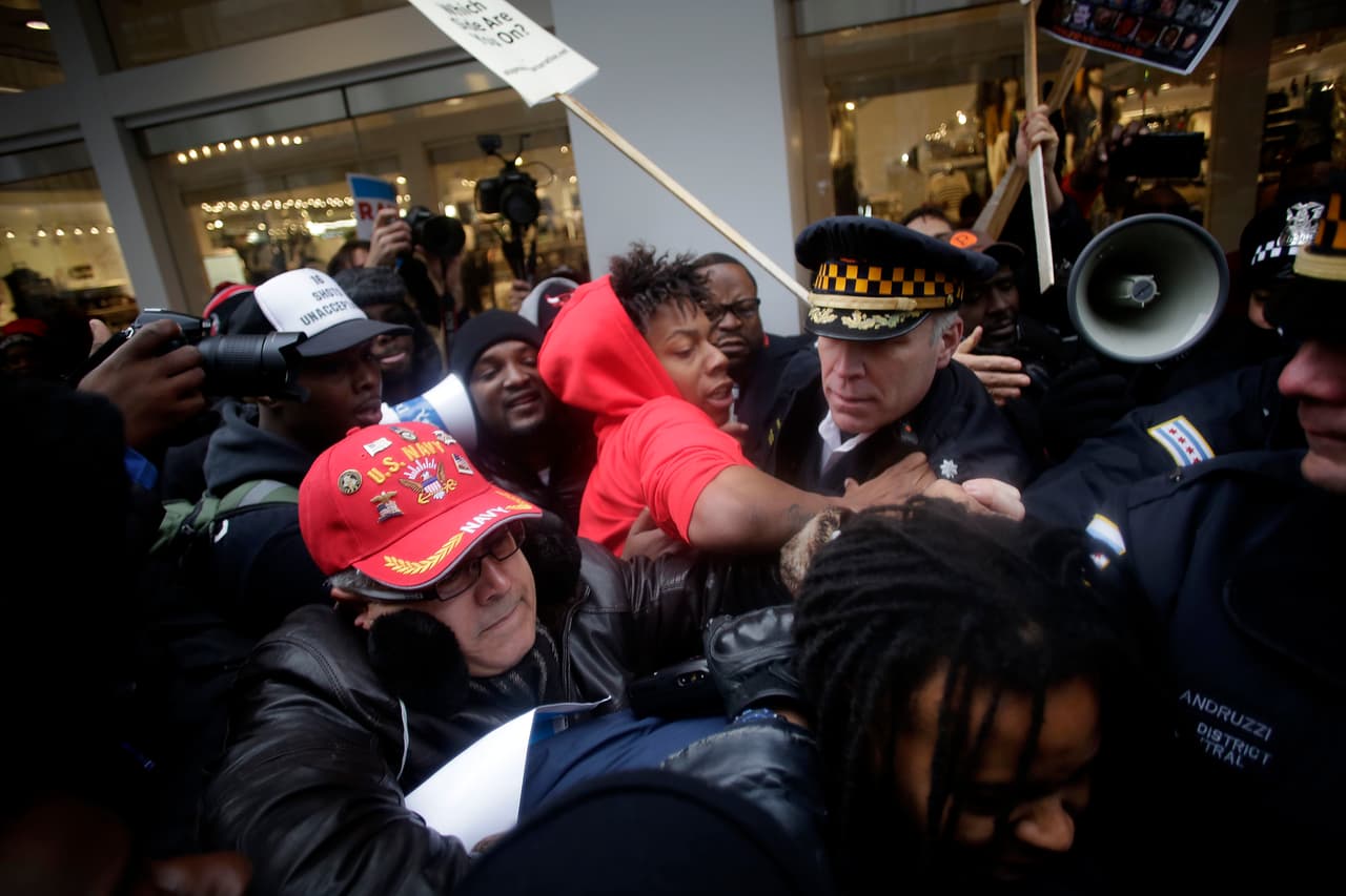 Unas cuatrocientas personas marcharon por la calle más importante de la ciudad, la Avenida Michigan, para presionar a que Emanuel deje su puesto.