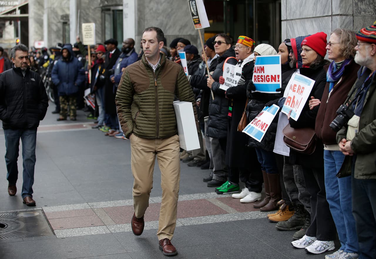 Unas cuatrocientas personas marcharon por la calle más importante de la ciudad, la Avenida Michigan, para presionar a que Emanuel deje su puesto.