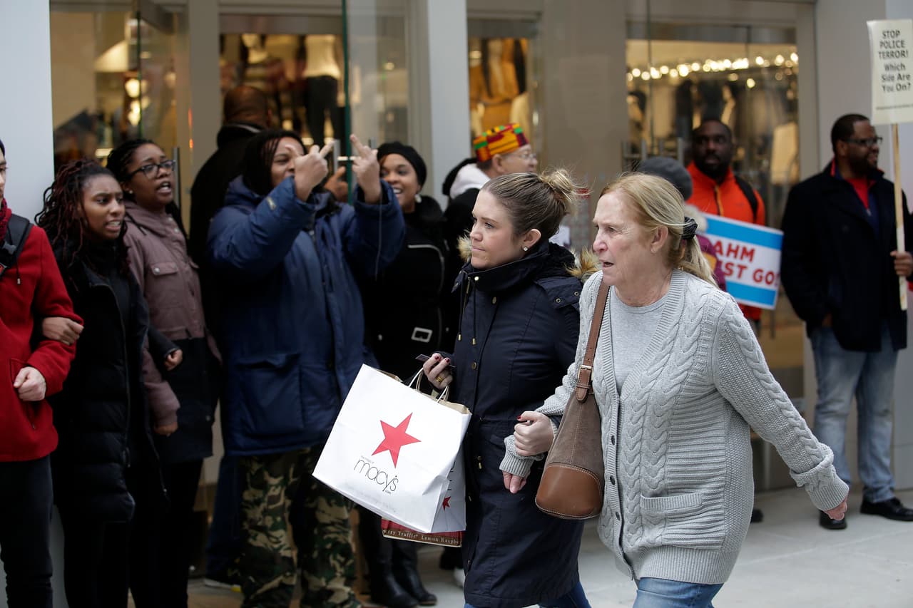 Unas cuatrocientas personas marcharon por la calle más importante de la ciudad, la Avenida Michigan, para presionar a que Emanuel deje su puesto.