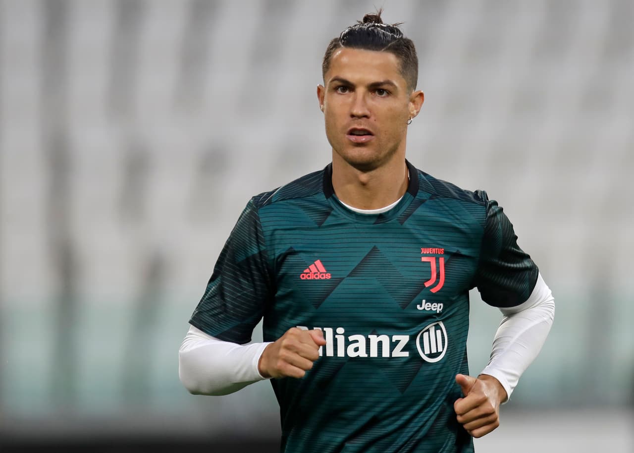 Cristiano Ronaldo calentaba y se mostraba en buena forma tras el parón del futbol mundial.