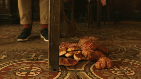 Cuando por estar viendo a la chica, Ramírez tira sus croissants, desata una serie de accidentes tragicómicos en el local.