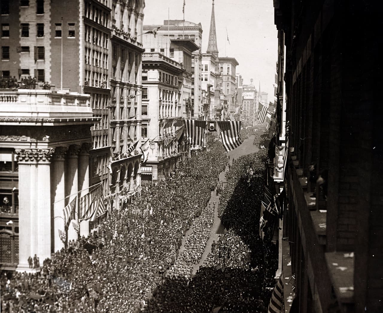 <b>Celebración de la victoria.</b> Luego de la firma del armisticio por parte de Alemania, la división 27ma del ejército hizo un desfile por la victoria en las calles de Nueva York.
<br>