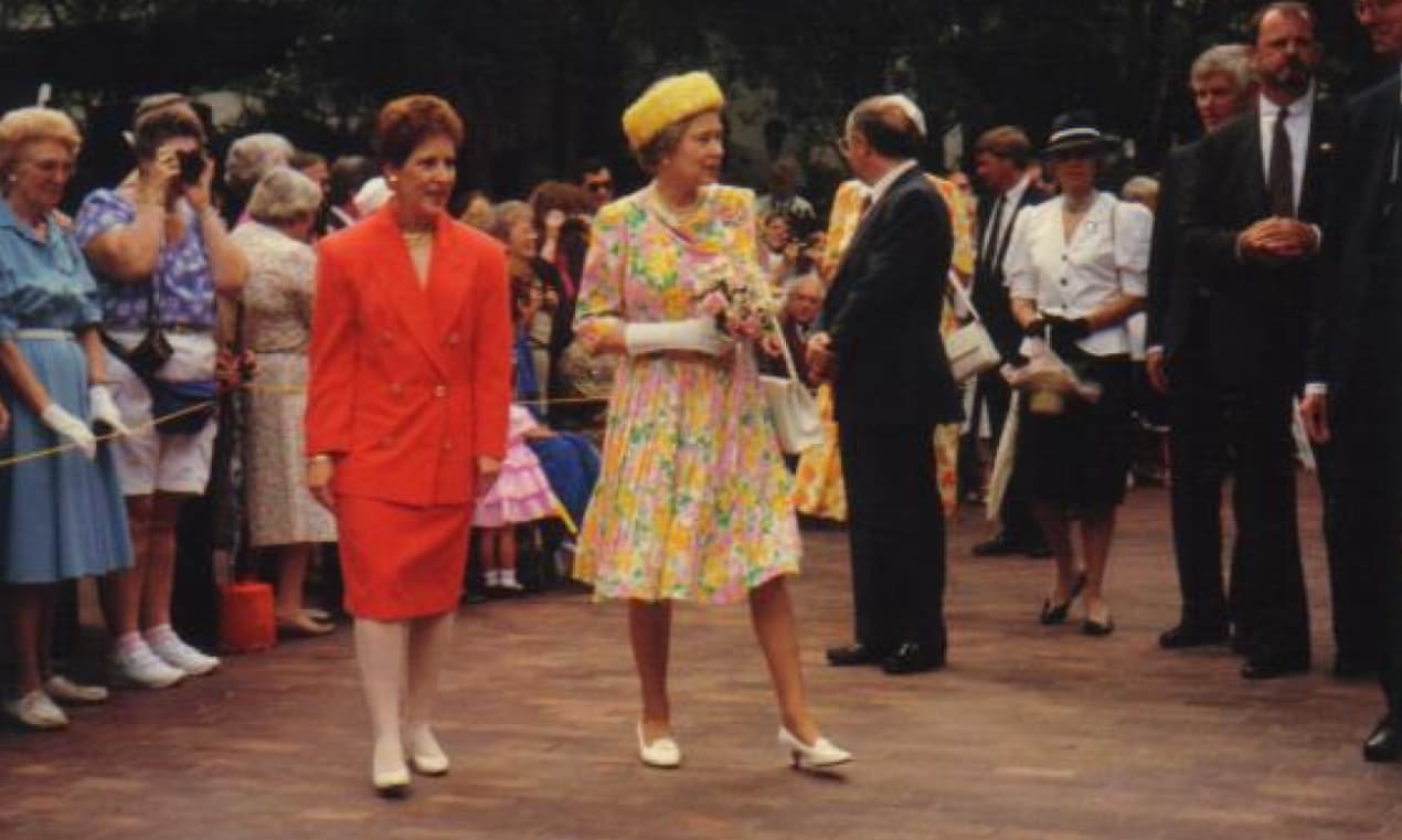 La alcaldesa Sandra Warshaw Freedman acompañando a la reina Isabel II.