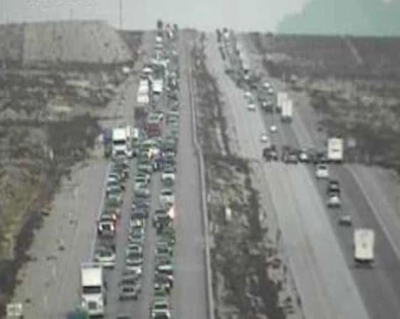 Al menos 20 millas de tráfico pesado por masivo retorno de viajeros desde Las Vegas a California