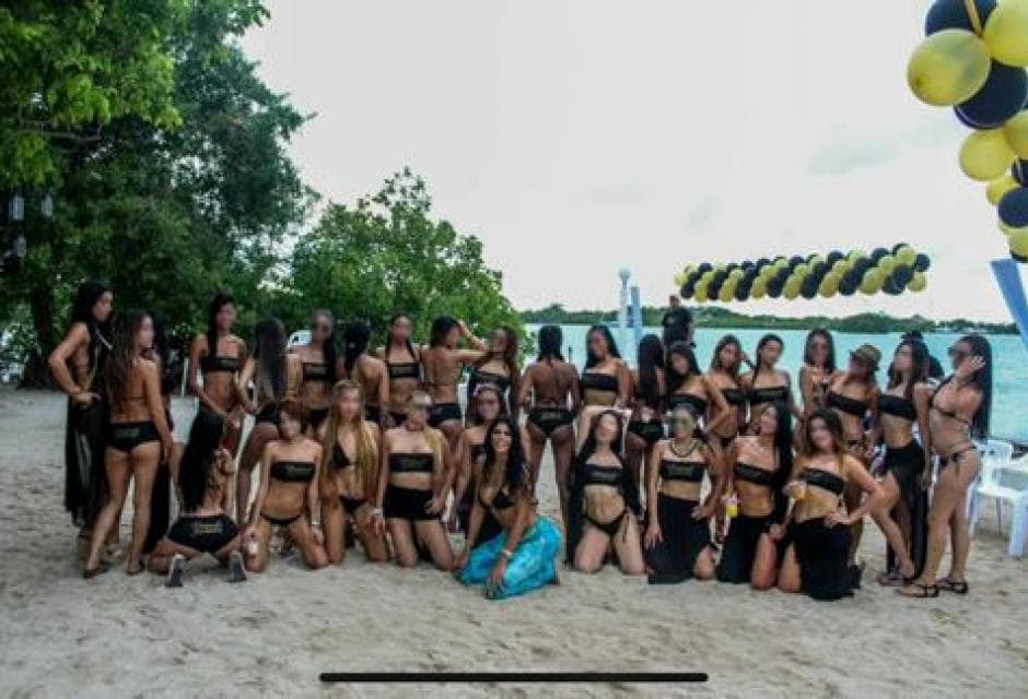 Los documentos judiciales indican que su negocio, encubierto como una agencia de modelos, consistía en repartir entre una extensa red de contactos catálogos con fotos de las chicas, muchas de ellas menores de edad.