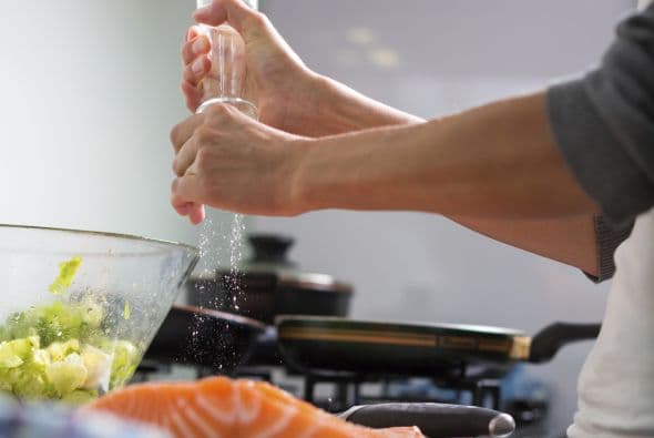 Prepara un omellete y no olvides sazonar con las especias de tu preferencia. Para servir coloca unas rebanadas de queso panela en un lado y en otro unas rebanas de pechuga de pavo. Lo que hace un desayuno muy equilibrado.