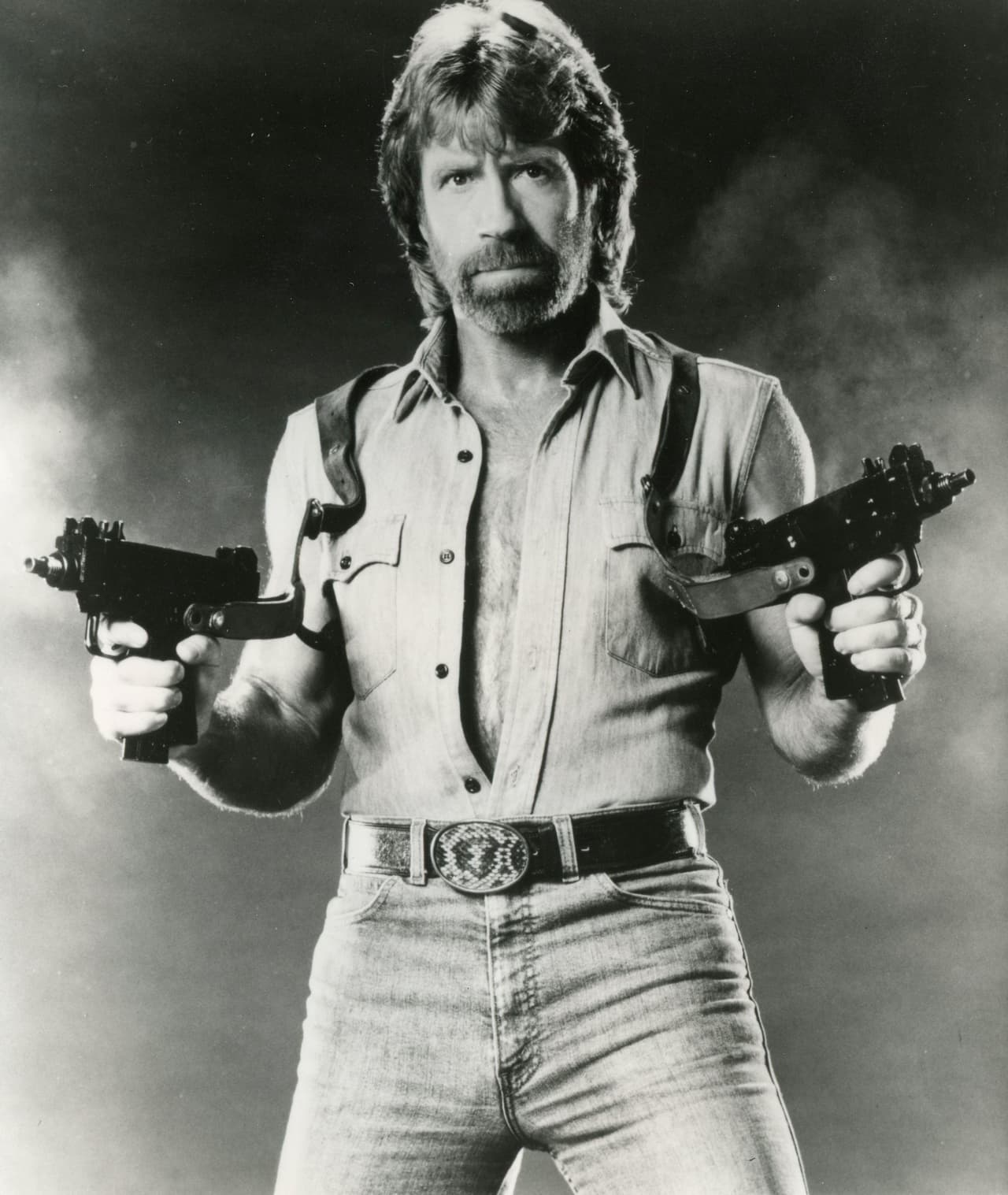 Eso no quita el hecho que se le recordará por siempre debido a las múltiples películas de acción que realizó y en las que mostraba sus conocimientos de las artes marciales. Entre ellas se encuentran ‘El furor del dragón’, ‘Fuerza delta’ y ‘Perdido en acción’.
<br>