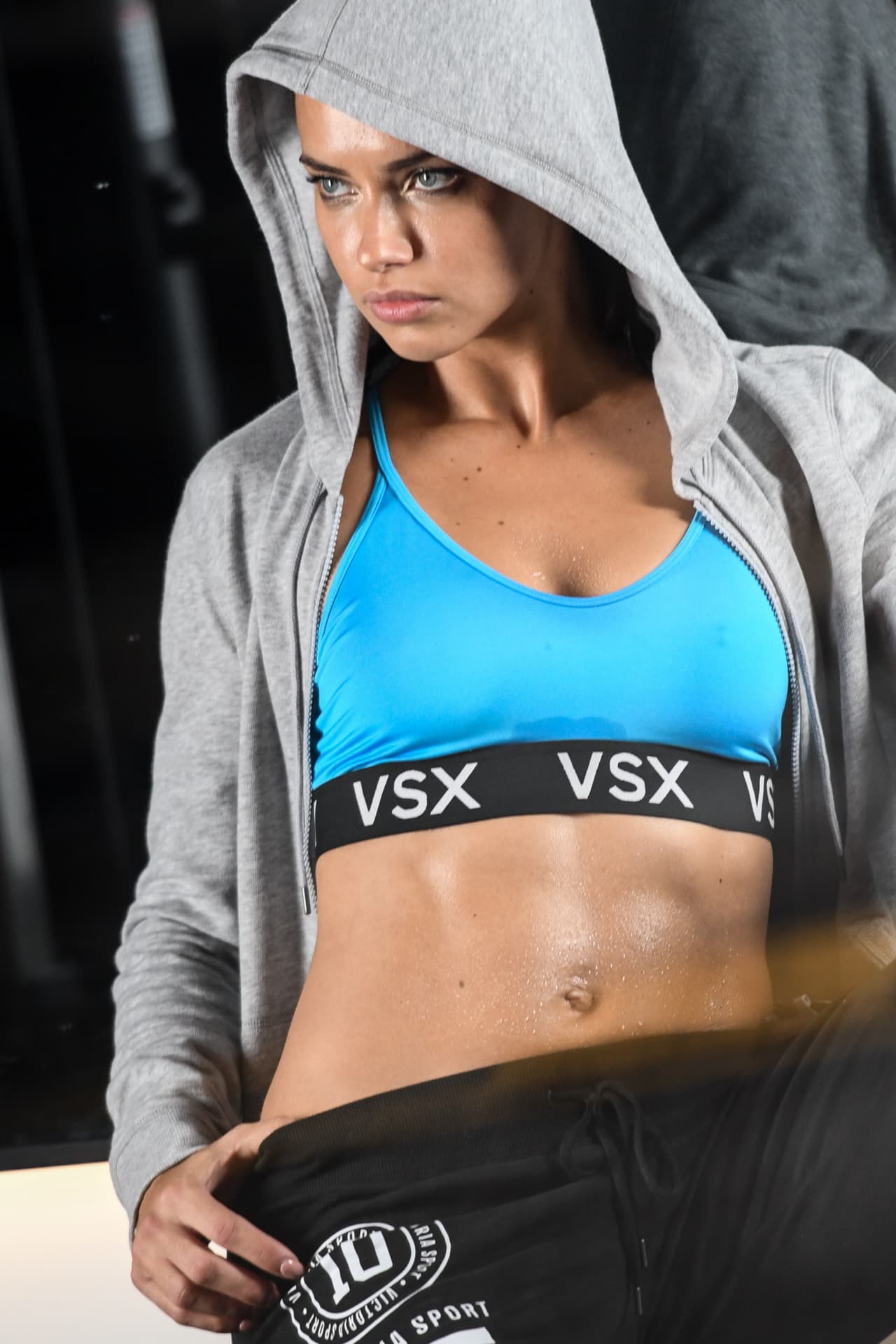 Una sencilla sesión de deportes termina siendo una serie súper sexy, porque ella es así.