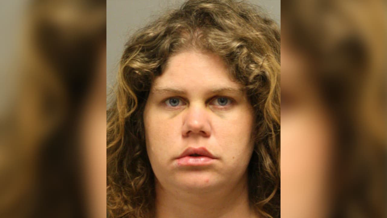 Elizabeth Hope Sapp, 33 años, acusada de intento de agresión sexual con agravantes. Mide 5 pies 7 pulgadas, pesa 145 libras. Última ubicación conocida: Houston, Texas. Tiene antecedentes en el condado Harris por prostitución y otros.
