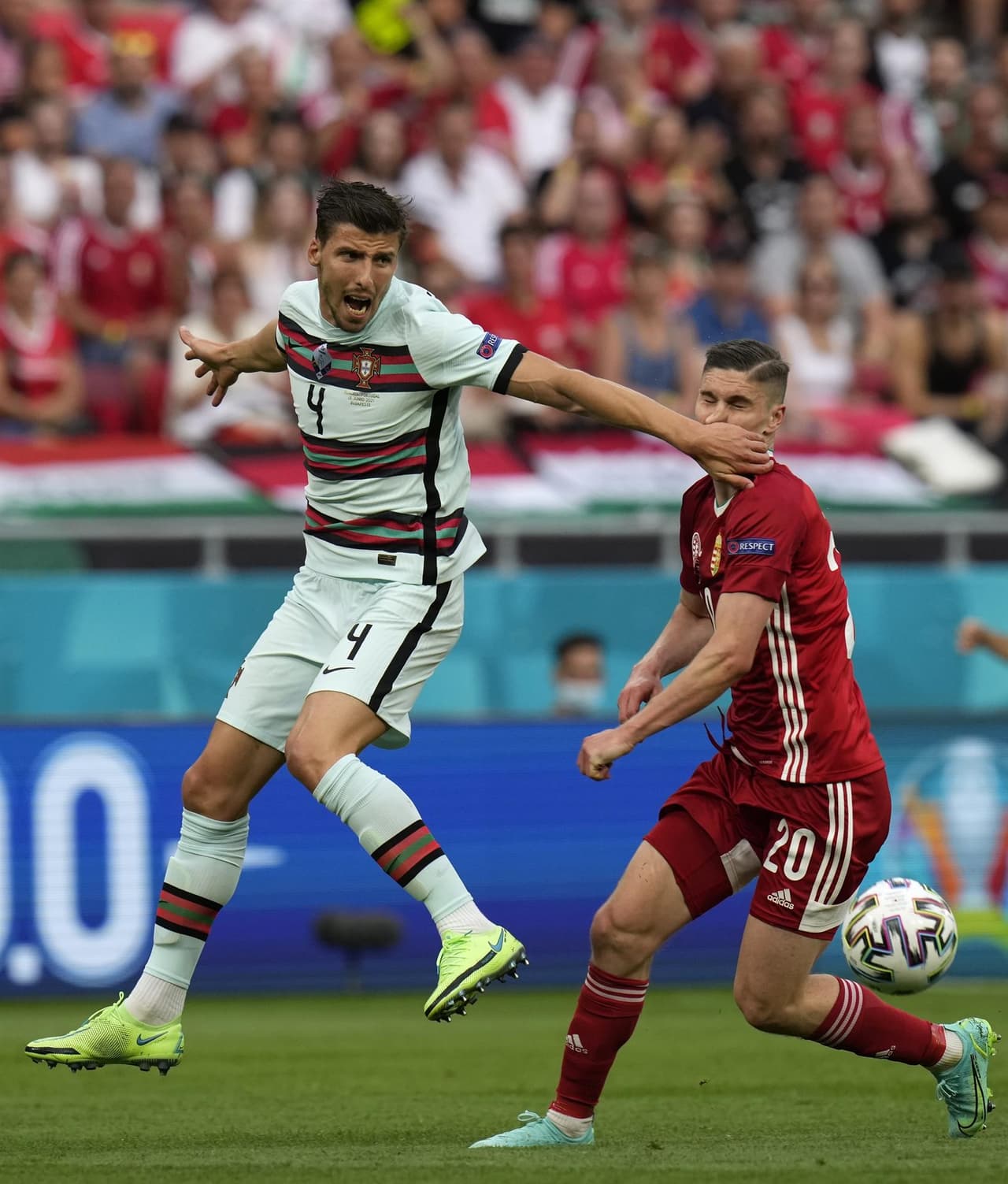 Portugal salva el resultado y derrota a Hungría 3-0 durante el partido del Grupo F en la Euro 2020. La primera parte del partido empataban a cero, pero Raphael Guerreiro ponía el primer tanto al minuto 84 y Cristiano Ronaldo se encargó de cerrar el partido con doblete, sumando los primeros tres puntos para los lusos.
