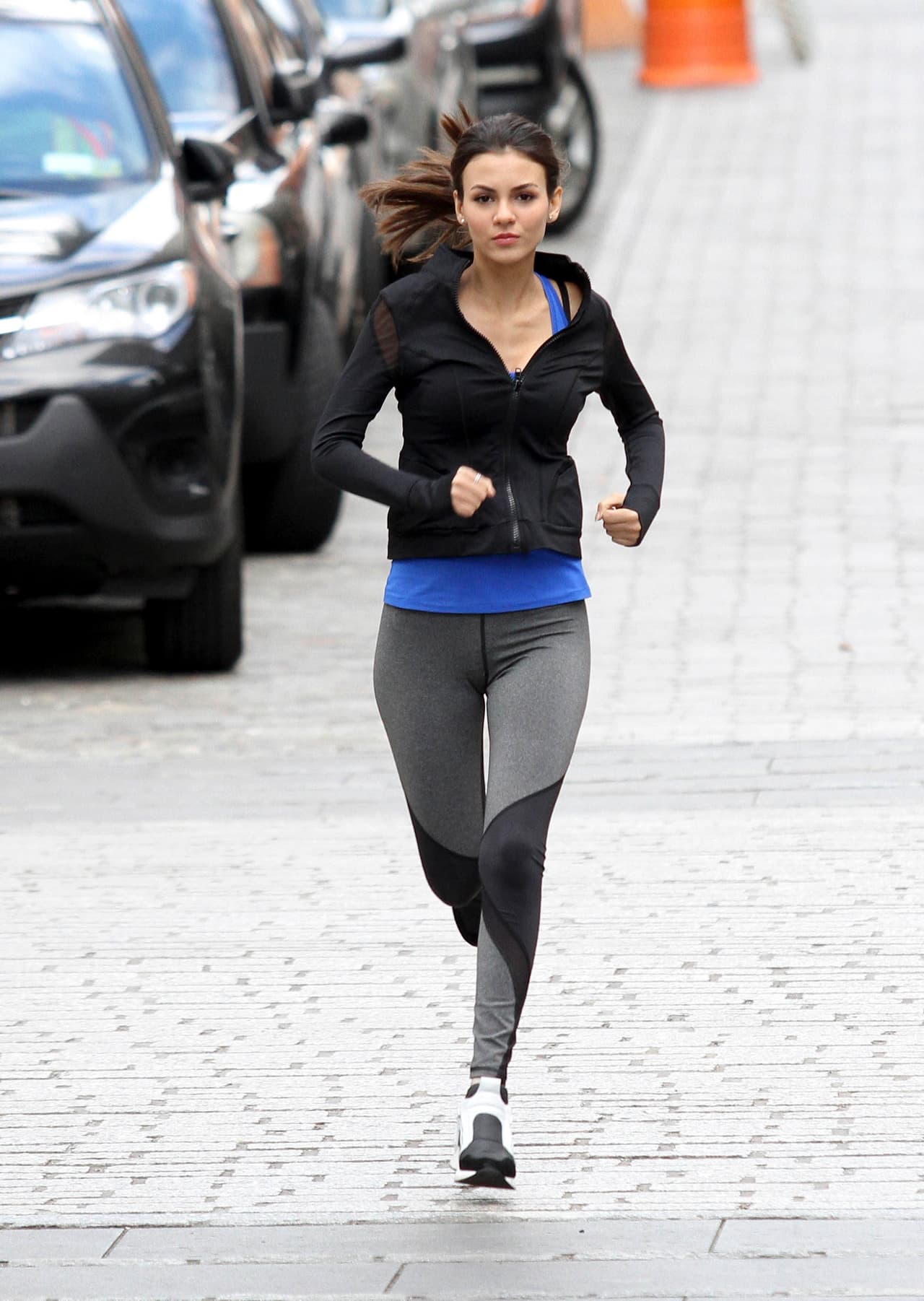 ¿Día de deportes? En estas temporadas hay pantalones son increíbles diseños asimétricos y futurísticos. ¡Combínalos con una sudadera para lucir súper 'sporty'!