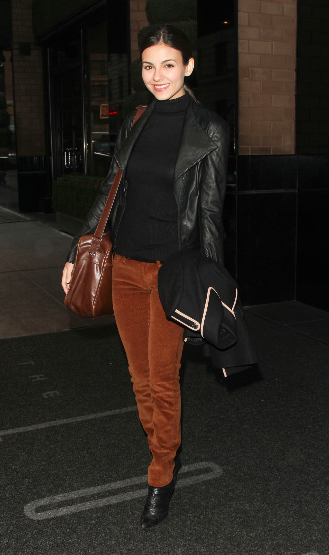 Un 'outfit' muy casual es este: pantalón de pana combinado con chaqueta y cuellos (altos, si hace frío).