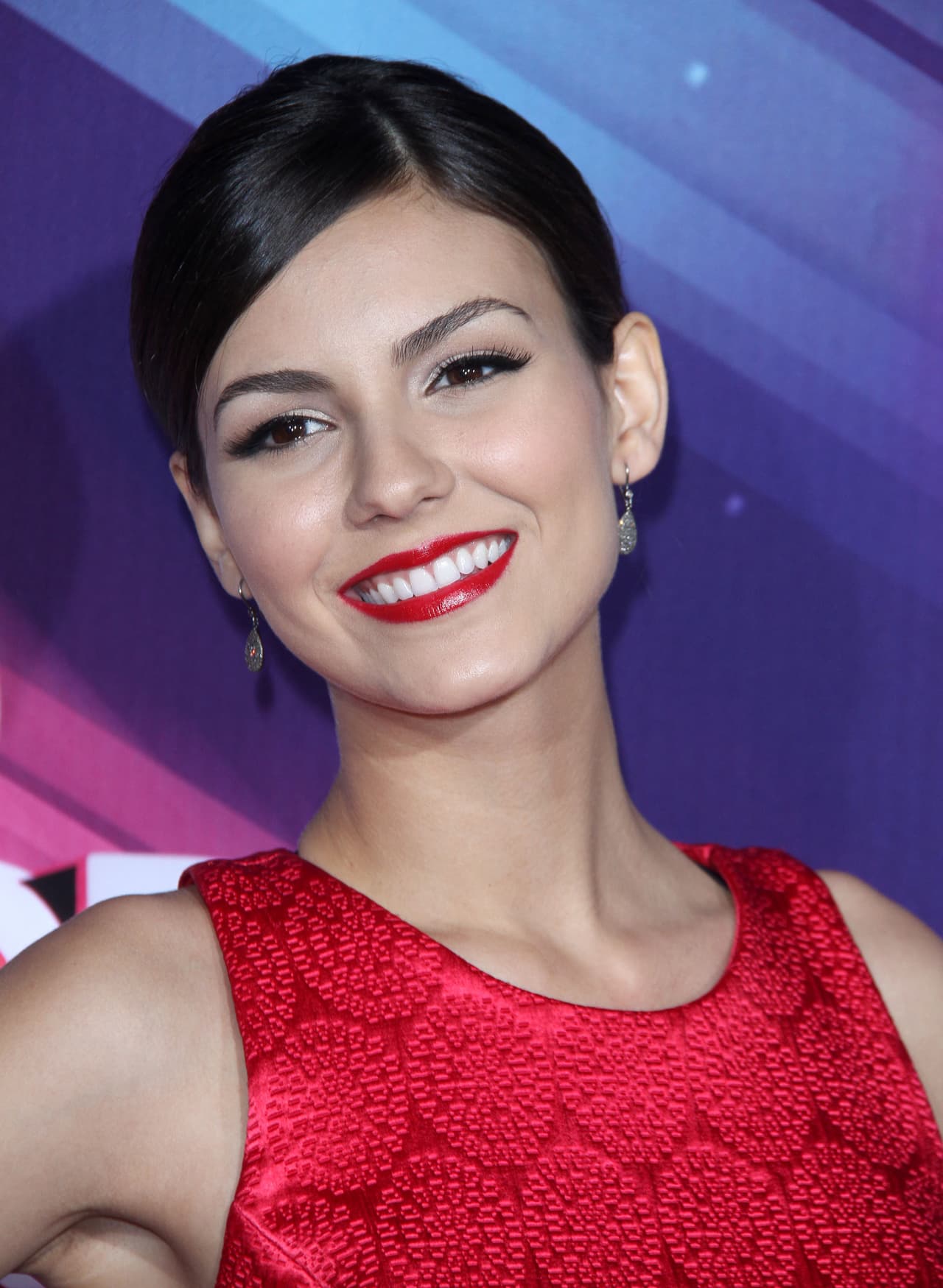 Generalmente usa sólo bases para expandir el tono de piel, y con colores fuerte retoca aquello que quiere resaltar.