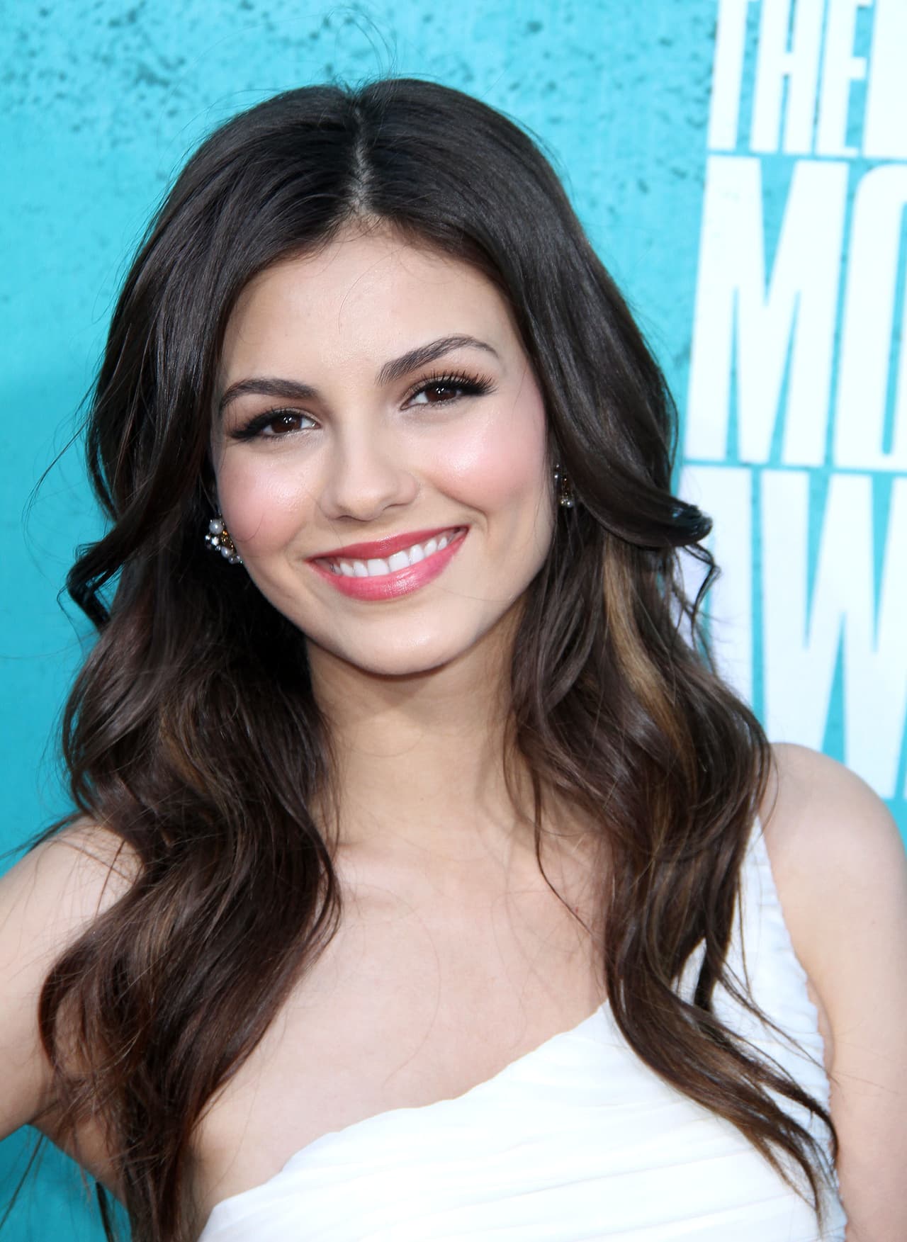 Otras ocasiones prefiere el rubor claro, a juego con el 'lipstick' color pastel.