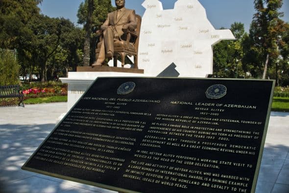 Una comisión recomendó al Gobierno de Ciudad de México retirar la estatua del ex presidente de Azerbaiyán, Heydar Aliyev, cuya colocación en el emblemático Paseo de la Reforma destacó una intensa polémica en el país.