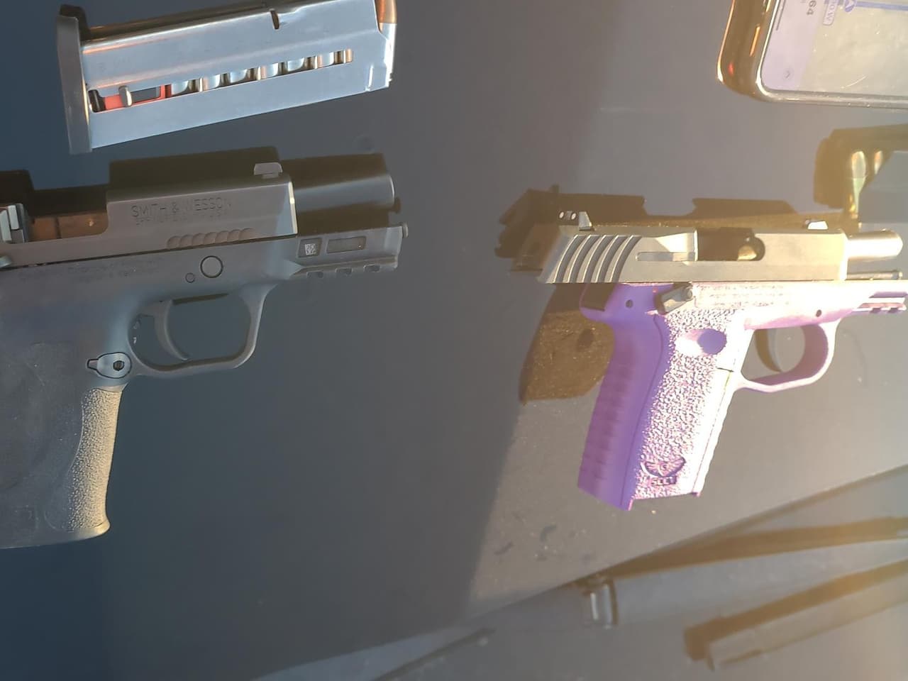 Además, fue incautada una pistola a uno de los contrabandistas; otra se encontró bajo el asiento del conductor.