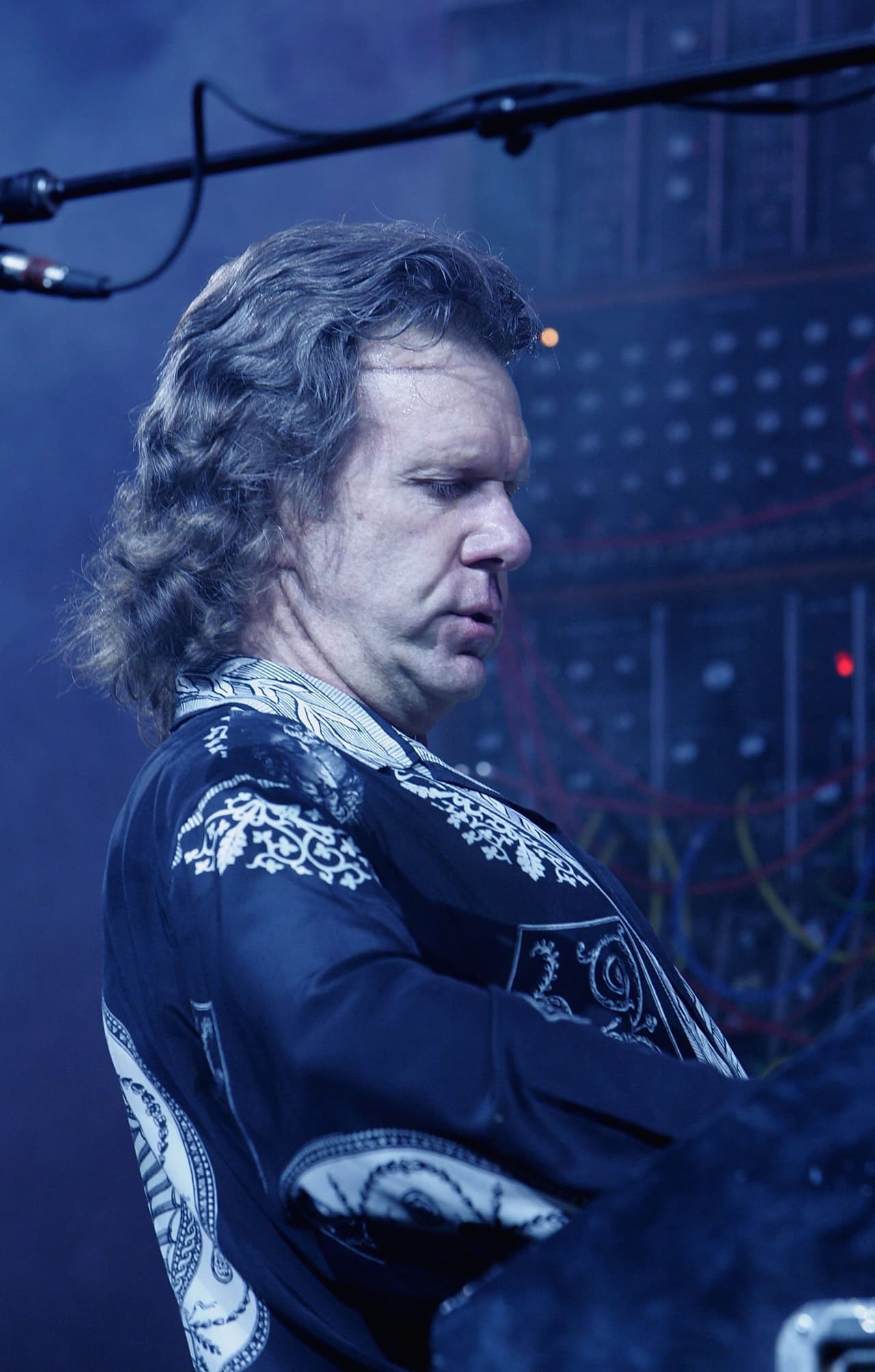 Según declaraciones de su querida novia, el artista terminó con su vida debido a que ya no se sentía lo suficientemente bueno en la música y ya no podía ofrecerles un buen show a sus fans.