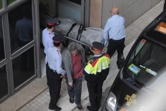 Personal médico traslada el cuerpo del profesor asesinado en una escuela de Barcelona, España, este lunes.