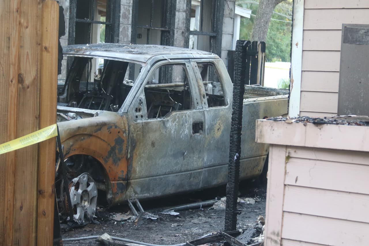 Un vehículo pick up que se encontraba estacionado junto a la casa también se incendió.