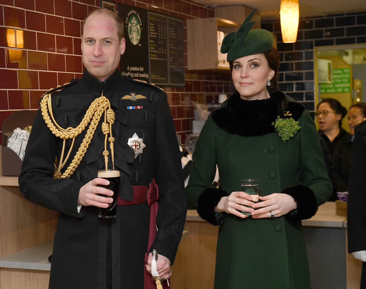 Fue en 2002 cuando el príncipe William quedó flechado por los encantos de Kate Middleton, luego de verla en un desfile a beneficio en el hotel St. Andrews Boy, en Escocia, en donde la ahora condesa caminó por la pasarela en un vestido semitransparente.