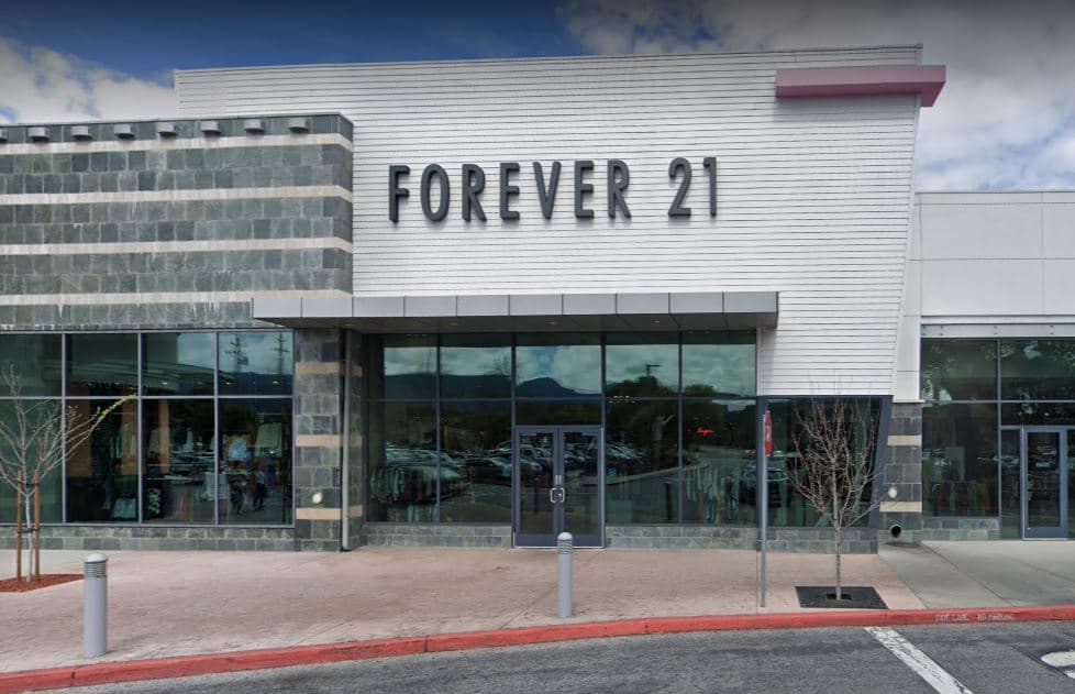 La compañía parece ser optimista sobre la negociación de obtener alquileres más baratos. “Confiamos en que éste es el camino correcto para la salud a largo plazo de nuestro negocio. Una vez que completemos una reorganización, Forever 21 será una compañía más fuerte y viable que estará mejor posicionada para prosperar en los años venideros”, informaron por medio de un 
<a href="https://www.forever21.com/us/shop/info/lettertoourcustomers" target="_blank">comunicado</a>. 
<br>