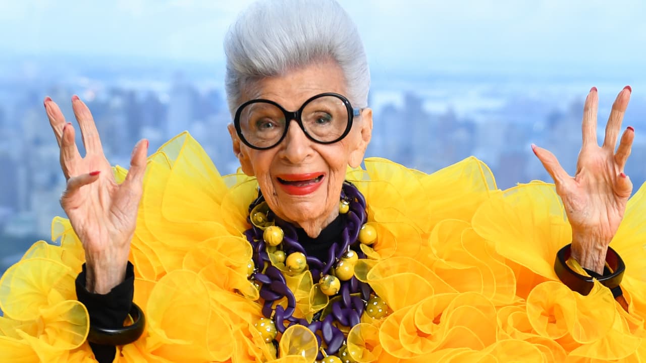 Muere Iris Apfel, ícono mundial de la moda, a los 102 años