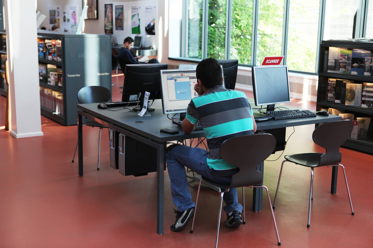 Deberías ser la única persona que conozca tus contraseñas. Compartirlas con otros, sobre todo en espacios parcialmente públicos como chats o redes sociales, expone todos los esfuerzos que hayas realizado para tu seguridad.