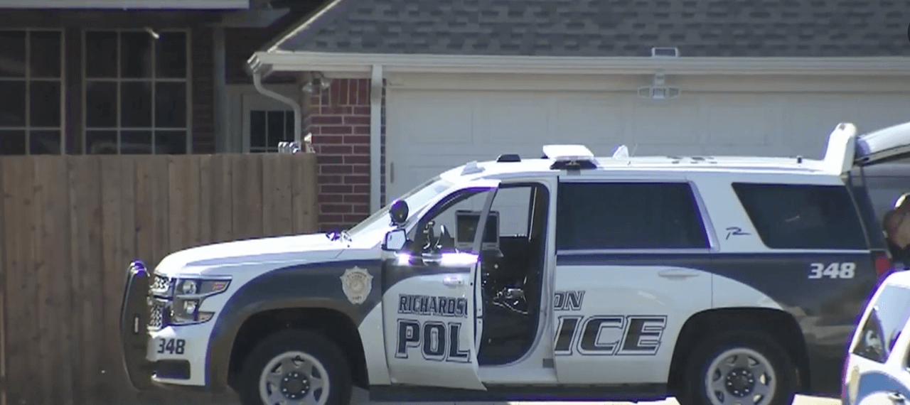 Wesley Mon Mathews, de 37 años, fue arrestado poco después por poner a un menor en peligro, pero salió bajo fianza. La otra hija de la pareja, de 4 años, fue puesta bajo custodia del estado el 9 de octubre.