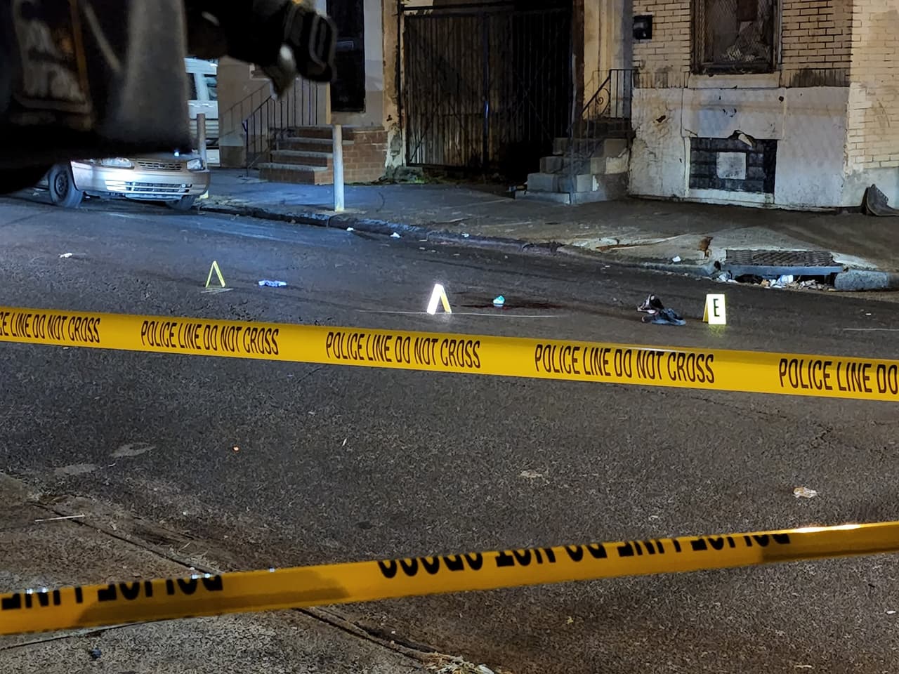 Niña hispana herida por balas perdidas tras tiroteo entre hombres en estacionamiento en Kensington