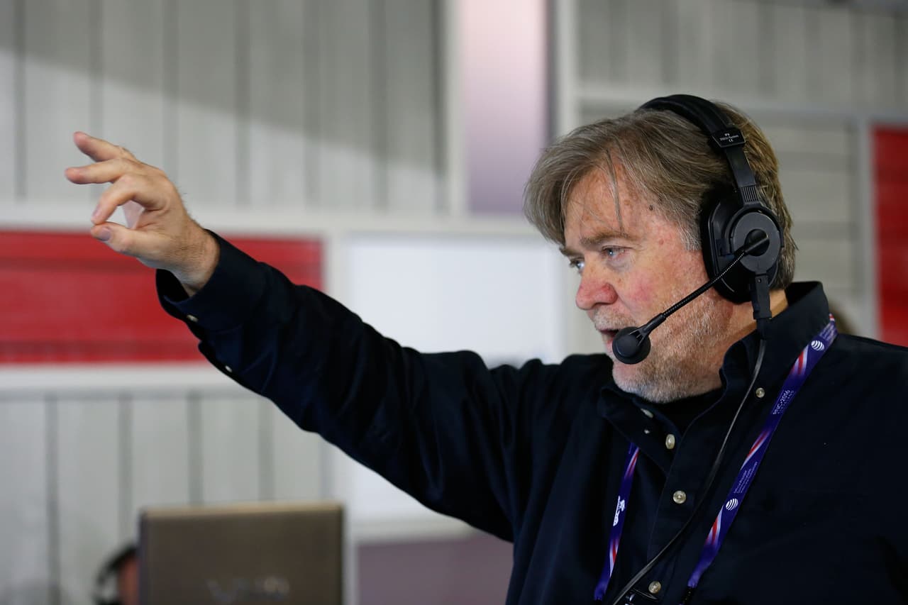 Los títulos de algunas notas recientes del Breitbart son un reflejo de su tono incendiario. Algunos ejemplos son:
<br>
<i>“Un inmigrante ilegal que ya había sido deportado una vez fue visto en cámara destruyendo un cartel de Trump durante ‘su trabajo’” </i>y 
<i>“Abuela que fue violentamente violada por un inmigrante en el lecho de muerte”. </i> (Getty Imges)