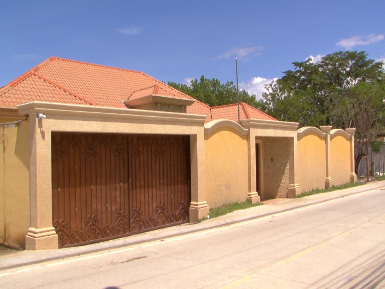 Uno de los coacusados en el juicio de Nueva York es el exvicealcalde de Gracias, Mario José Cálix, conocido localmente por su apodo 'Cubeta'. El Departamento de Justicia de Estados Unidos ha solicitado su extradición, aunque se desconoce su paradero. En la foto, la casa de Cálix en Gracias. Nadie respondió cuando Univision Noticias tocó la puerta.