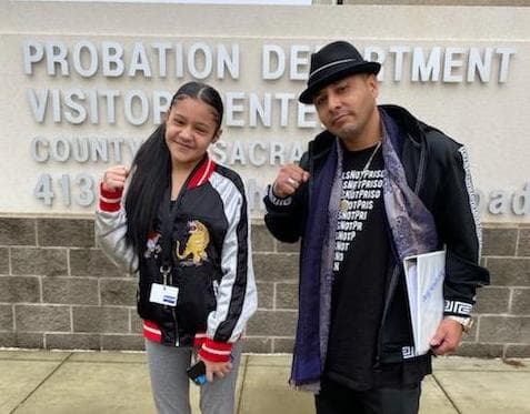 Aliyia Cunningham fue recluida en un centro de detención juvenil y puesta en libertad condicional por un año. En la foto Aliyia y Henry Ortiz.