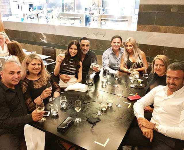 En total tuvo cuatro despedidas de soltera, y la última la compartió con su prometido y sus amigos.