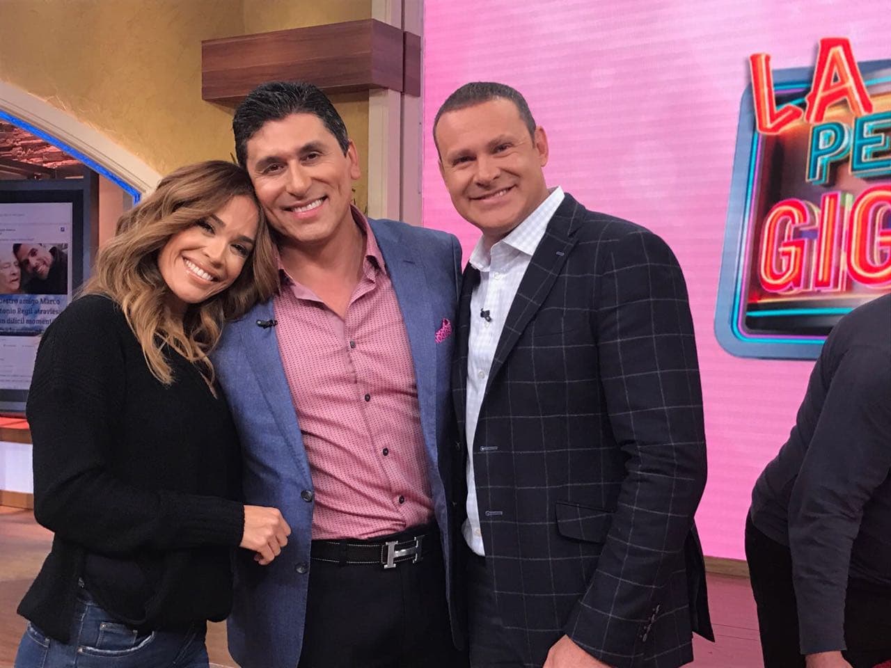 César Lozano llegó a casa con muy buenos consejos para las soltera este San Valentín.