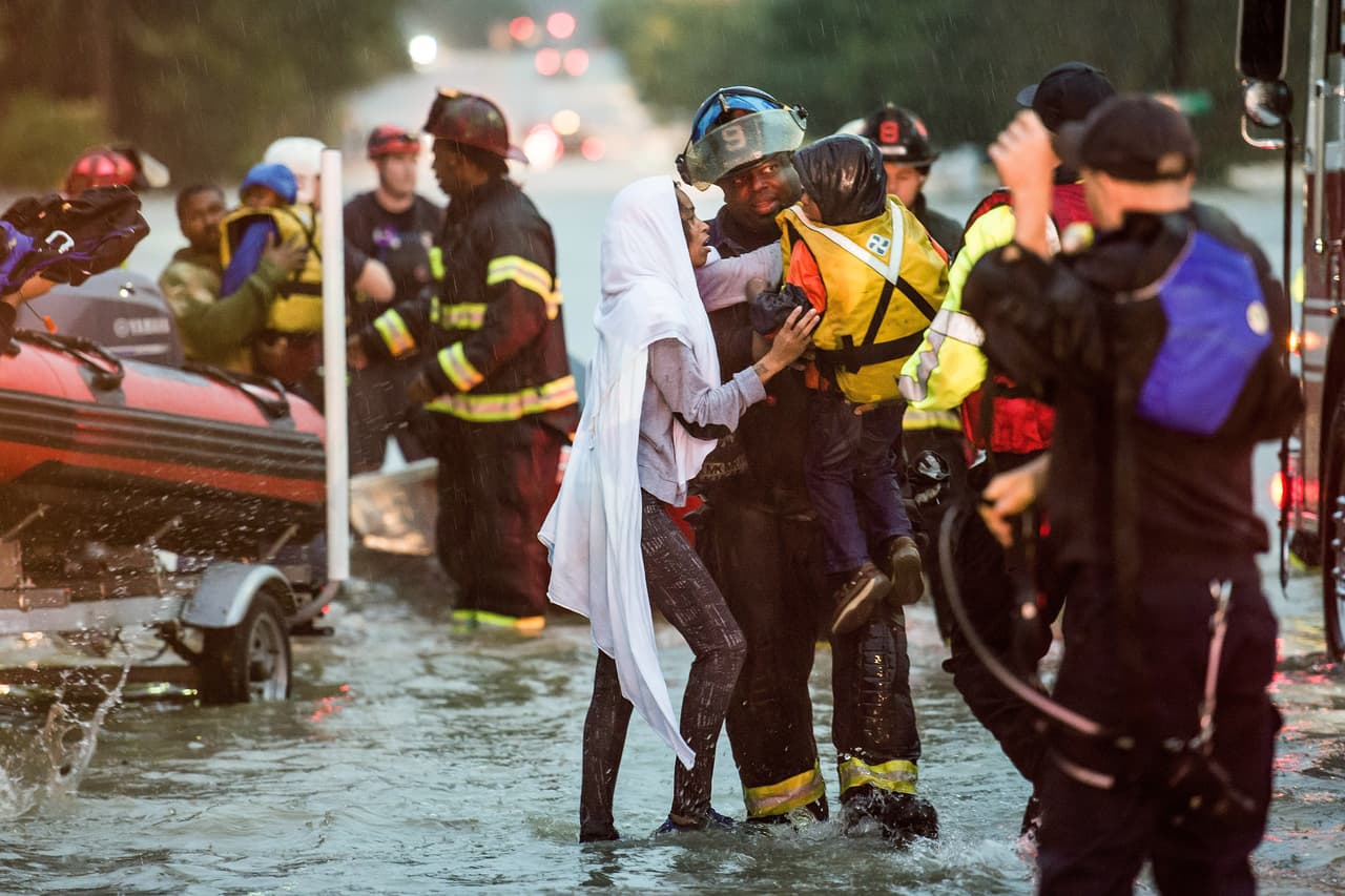 Cierres de carreteras, coches sumergidos y casas inundadas son sólo algunos de los estragos de las lluvias causadas por el paso del huracán Joaquín en la costa este de EU.