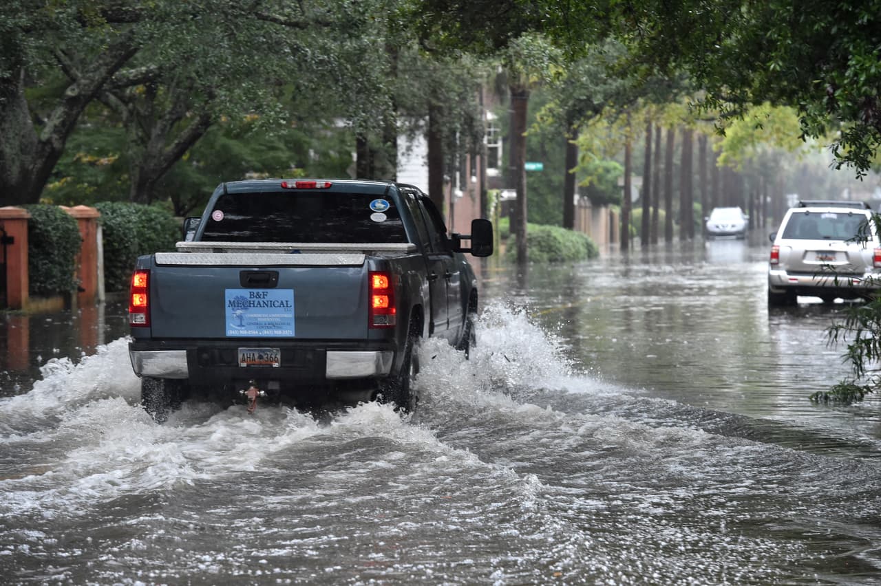 Varios distritos escolares de Lowcountry han cancelado las clases para este lunes ya que las inundaciones siguen afectando las carreteras de la zona.
