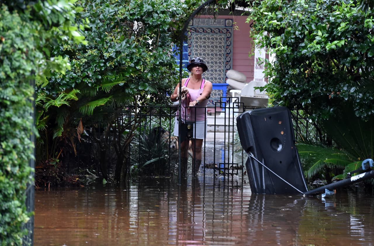 El Servicio Meteorológico dice que cantidades de lluvia de entre 12 y 18 pulgadas han caído y se espera que puedan sumarse otras dos o cuatro pulgadas en próximas horas.