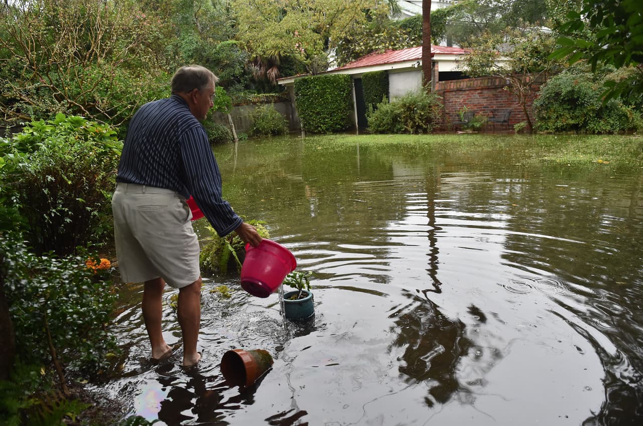 Oficiales de emergencia han reportado que en esos tres condados el agua ha estado metiéndose en los hogares.