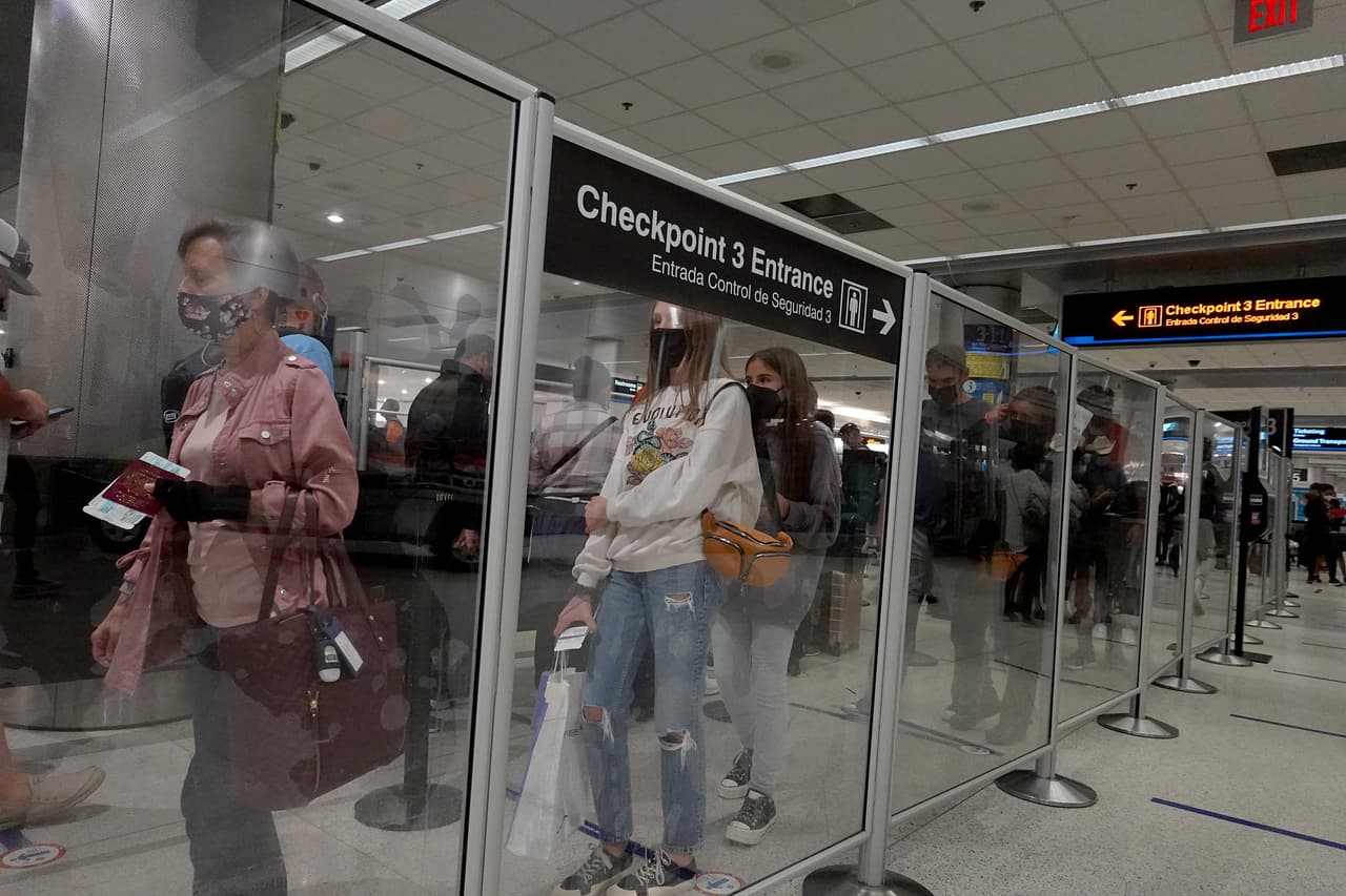 Usar la aplicación del aeropuerto para saber los tiempos de espera en los puntos de control. 
<br>