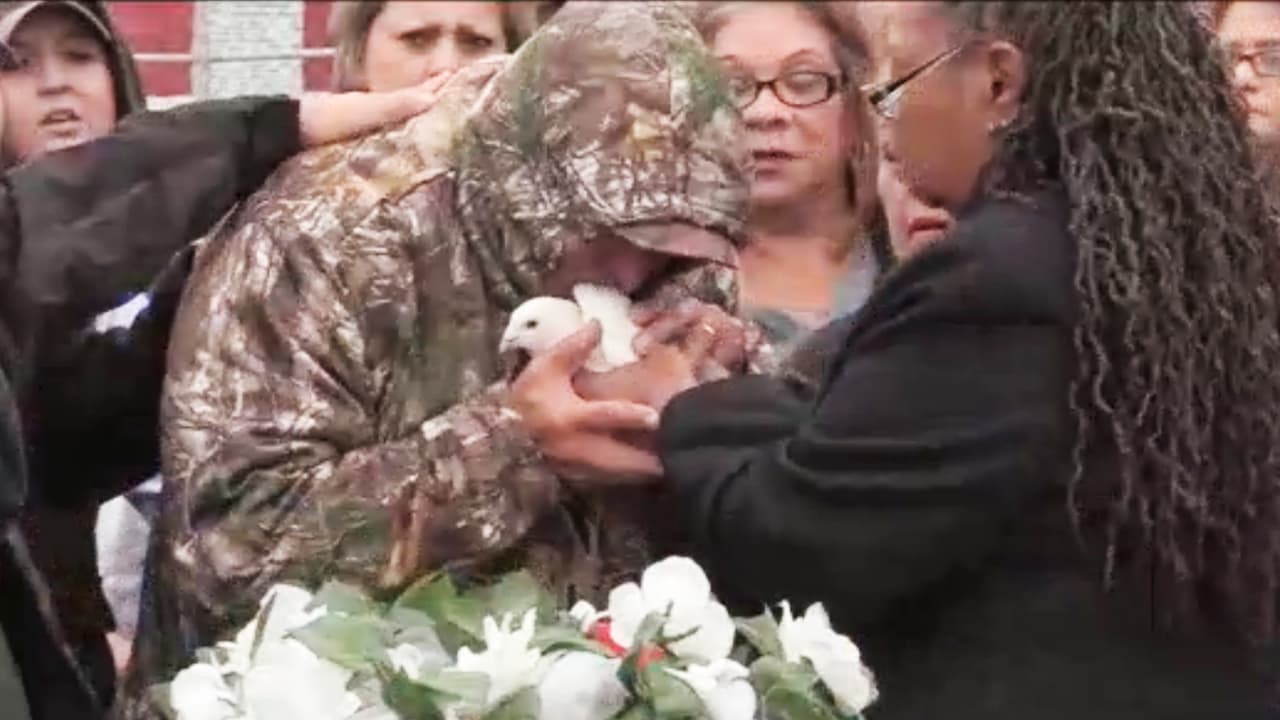 Durante un homenaje a René, se liberaron palomas blancas para despedirlo. Fue un momento muy doloroso para los padres y demás seres queridos.
