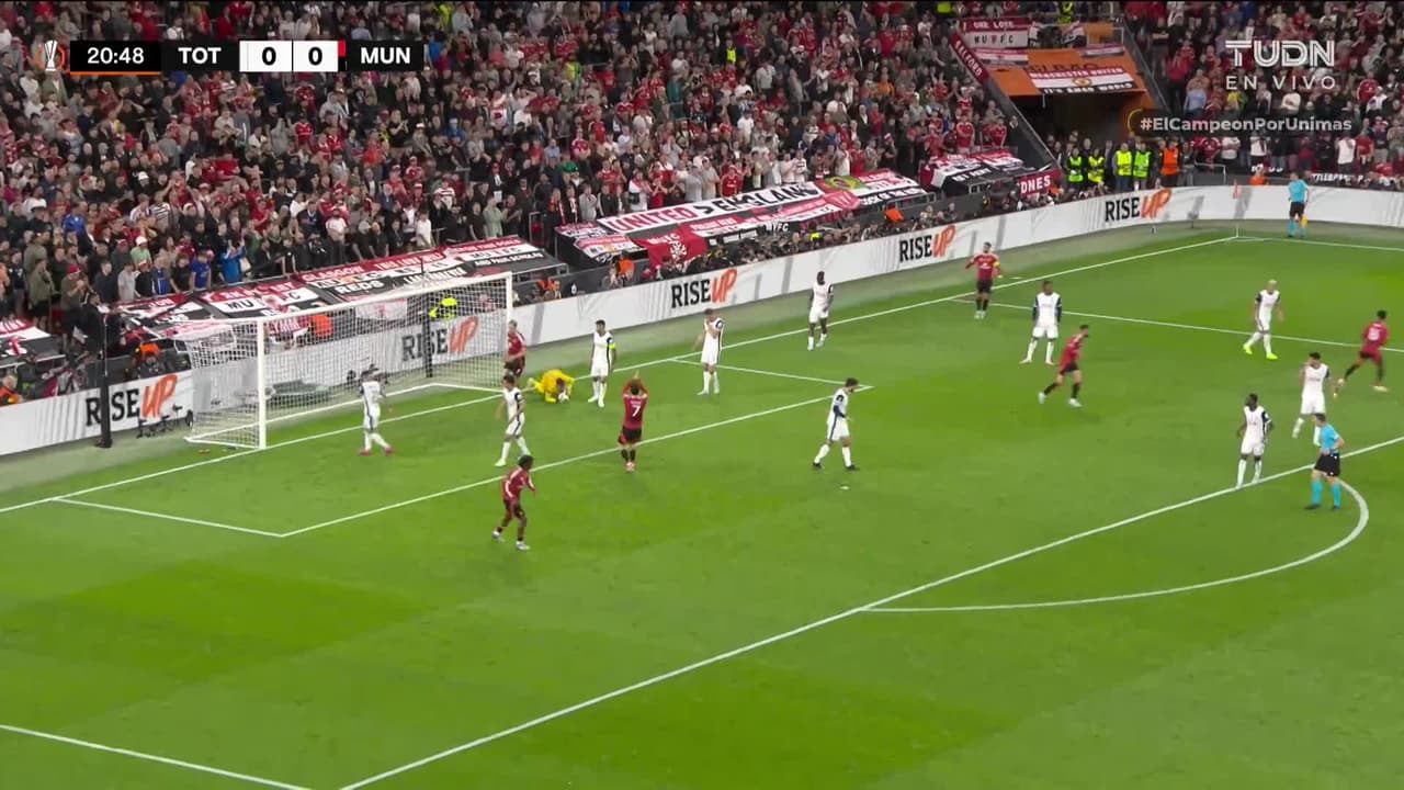 ¡TIRO ATAJADO! disparo por Bruno Fernandes.