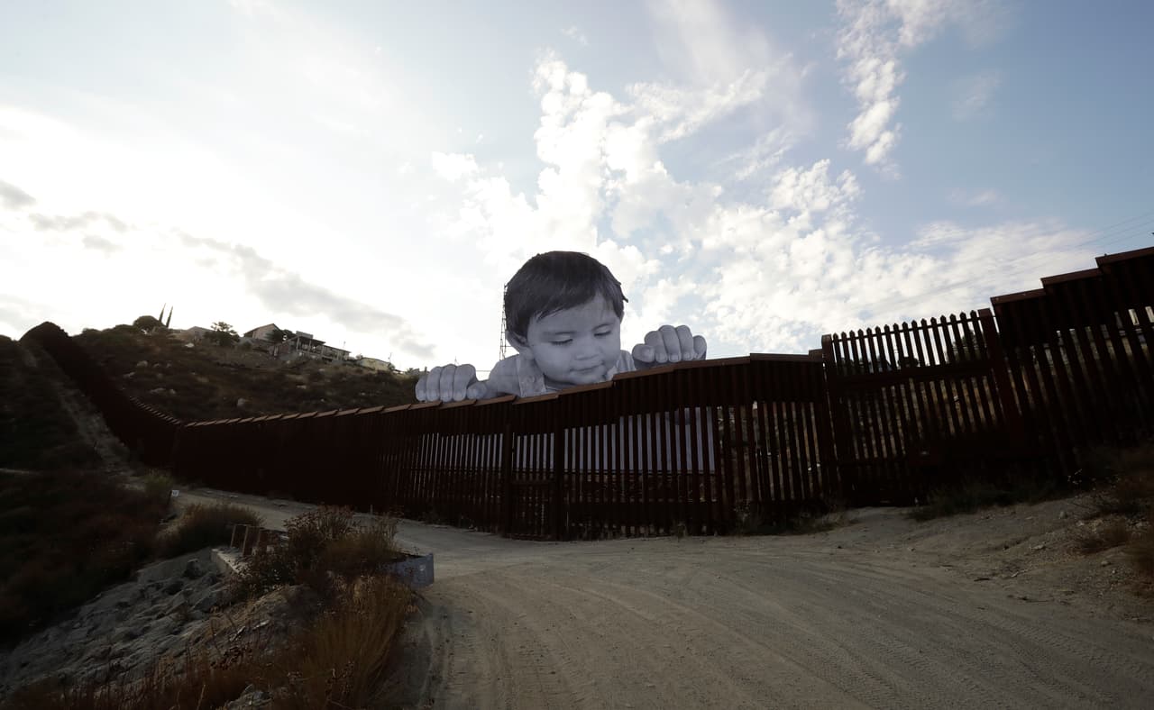 'Kikito' se hizo viral, su imagen sobresalió no solo del muro, sino que -una vez más- hizo un llamado sobre lo que sucede en esta polémica frontera que divide a EEUU y México.