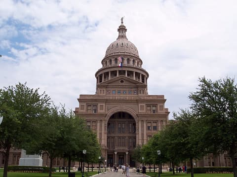 <b>Orden número 5: </b>El Departamento de Seguridad Pública trabajará con la Agencia de Educación de Texas y la Junta Coordinadora de Educación Superior de Texas sobre formas de informar mejor a las escuelas, estudiantes, personal y familias sobre la importancia de reportar actividades sospechosas.